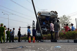 Ô tô khách tông xe cuốc bên đường, 5 người nhập viện