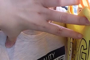 Xuất hiện áo trẻ em in chữ nhạy cảm ở Hà Nội