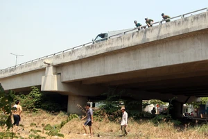 Bị truy đuổi, nghi can cướp nhảy cầu cạn