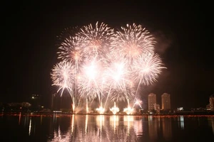 Loại công ty hét giá cát sê ca sĩ “trên trời” trong cuộc thi pháo hoa quốc tế