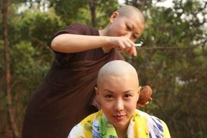 Ba Hoa hậu bất ngờ xuống tóc đi tu