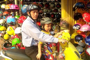 Phụ huynh kéo nhau mua mũ bảo hiểm cho con 
