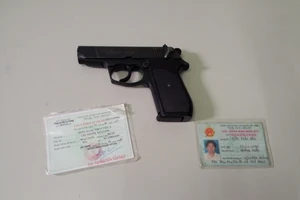 Phó tổng giám đốc ngân hàng dùng công cụ hỗ trợ thị uy với nhân viên taxi