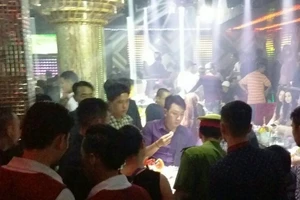 Cảnh sát kiểm tra hàng trăm dân chơi trong quán bar lúc rạng sáng