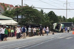 Lật xe buýt, 20 người thoát chết