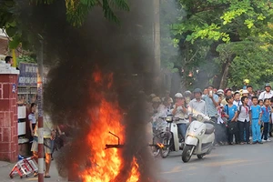 Xe máy bốc cháy trước cổng trường
