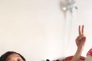 Hoài Linh đang truyền nước biển vẫn “dí dỏm”