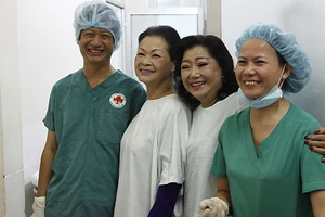 Khánh Ly giúp bệnh nhân nghèo mổ mắt