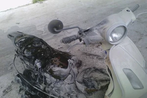 Xe máy sinh viên bốc cháy trong bãi giữ xe của trường