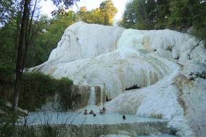 10 hồ bơi bậc thang tự nhiên đẹp nhất thế giới