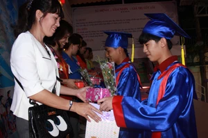 Lễ tri ân không chỉ với cha mẹ, thầy cô…