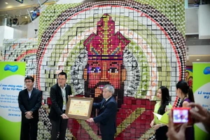 Bức tranh Vua Hùng lớn nhất được ghép từ các khối chữ nhật