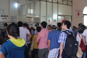 Tàu, xe chật kín khách sau kỳ nghỉ dài ngày