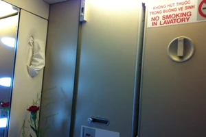 Đi nghỉ lễ, khách hút thuốc trên máy bay Vietnam Airlines