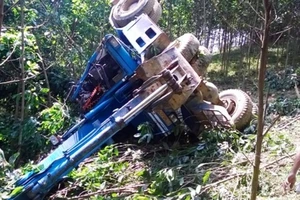 Máy xúc lao xuống vực, đè chết người lái