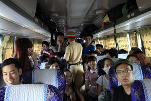 Bắt giữ xe khách nhồi trăm người dưới nắng nóng