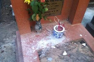 Kẻ xấu đột nhập nghĩa trang đập nát 300 bát hương