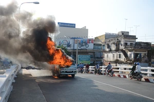 Xe 7 chỗ cháy rụi, hai người thoát chết