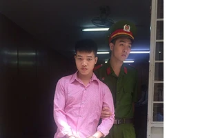 Ân ái với nữ sinh trong nhà vệ sinh nữ hai lần