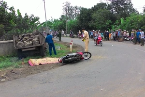 Một người đàn ông bị máy cày cán chết