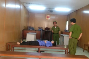 Bị cáo ngất xỉu khi tòa nghị án