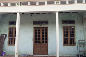 Bắt tạm giam đối tượng lột quần áo của vợ và không cho vào nhà