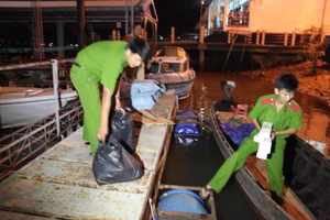 Công an bắt giữ ghe chở trên 5.000 bao thuốc lá lậu