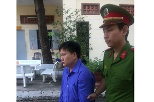 Bấm huyệt cho bé nhỏ rồi giở trò đồi bại