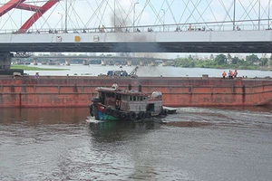 Xà lan kẹt cứng dưới gầm cầu sắt Bình Lợi hơn 2 giờ