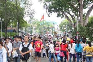 Ngày Quốc tế thiếu nhi: Khu vui chơi thu hút đông đảo các gia đình
