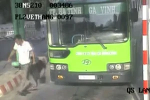 Camera quay được nghi can đâm thấu bụng nhân viên xe buýt