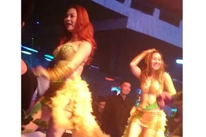 Trong thế giới “múa mồi”: kỳ 2: Nụ cười và nước mắt...