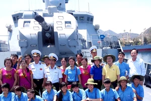 Tặng 40 suất học bổng cho học sinh Trường Sa