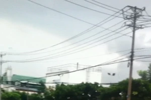 Xe máy va chạm với container, một người tử vong