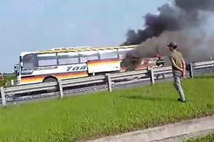 Xe khách đang lưu thông, bỗng bốc cháy dữ dội