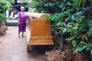 Nửa đêm, mang quan tài tặng bố mẹ