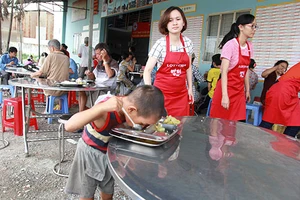 Một bữa cơm đầy tình thương cho người nghèo