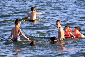 Liều mình tắm hồ dù có cảnh báo nguy hiểm