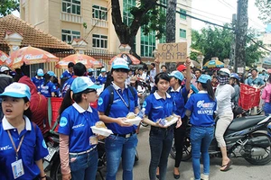 Ngày thi đầu tiên: Sĩ tử được chăm sóc đến... 'tận răng'