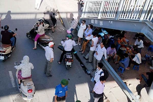 Đưa con đi thi, phụ huynh chật vật tìm chỗ trốn cái nắng 40 độ 