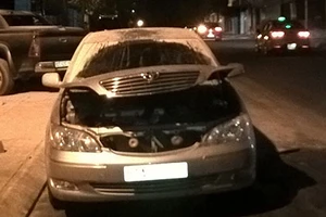 Xe Toyota dừng bên đường bỗng nhiên bốc cháy