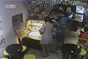 Nữ Việt kiều bị du khách dùng 'ảo thuật' lừa gần 7 triệu đồng