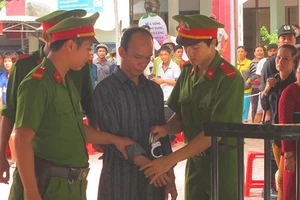 Nghi vợ 'ăn nem', nửa đêm cầm dao cắt cổ