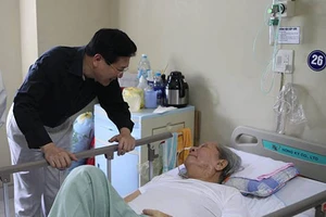 Thứ trưởng Bộ VH-TT&DL thăm nhạc sĩ Hoàng Vân