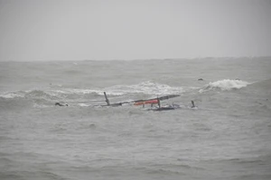 Hai tàu Hải quân tìm kiếm 11 ngư dân bị trôi dạt do chìm tàu