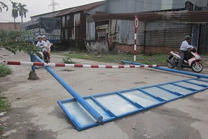 Bảng khu phố văn hóa 'nằm' cản đường