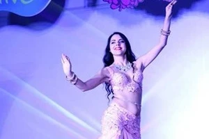 Clip màn múa bụng nóng bỏng của hai nữ giám khảo ngoại quốc