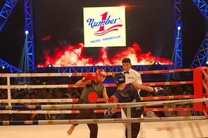 Nóng từ sàn thi đấu đến khán đài