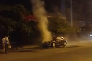 Ôtô bốc khói nghi ngút khi đang lưu thông