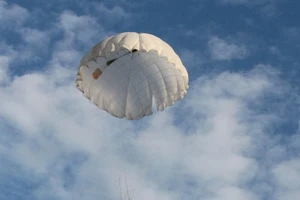 Chùm ảnh phi công khổ luyện cho giây phút bung dù